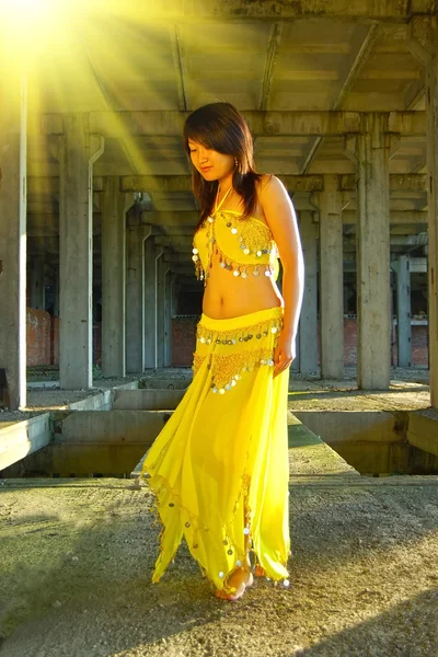 インドのドレスでダンスかわいい女の子 — ストック写真
