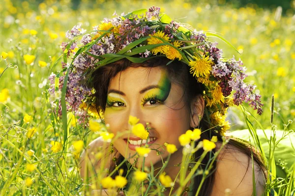 Asyalı kadın ile çelenk