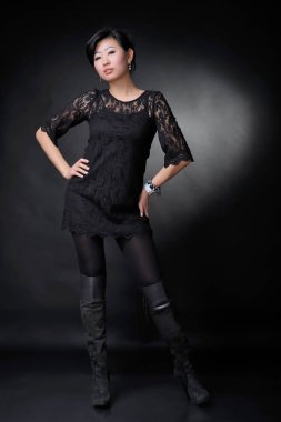 Siyah elbiseli Asyalı kadın