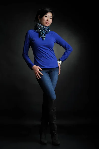 Femme asiatique en chemise bleue — Photo