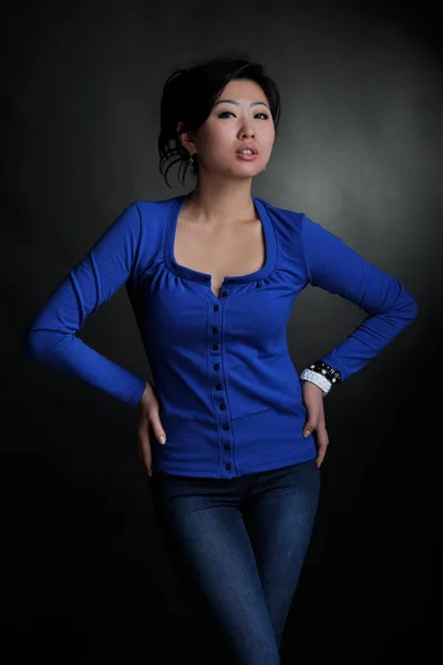 Asijské žena v modré košili — Stock fotografie