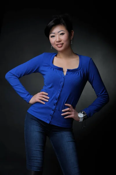 Азиатка в голубой рубашке — стоковое фото
