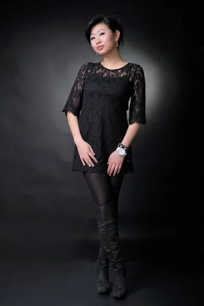 Азиатка в черном платье — стоковое фото