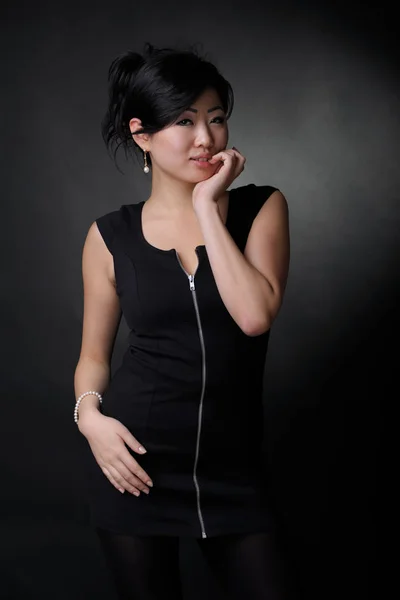 Mooie Aziatische vrouw — Stockfoto