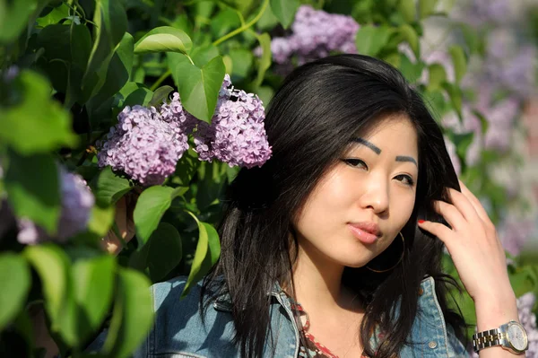 Porträt eines hübschen asiatischen Mädchens — Stockfoto