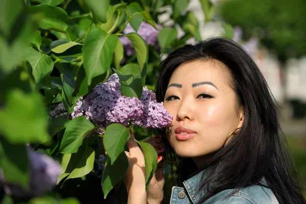 Porträt eines hübschen asiatischen Mädchens — Stockfoto