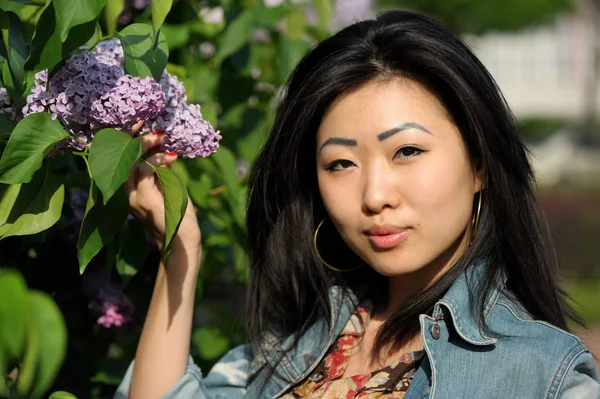 Portret van een mooi aziatisch meisje — Stockfoto
