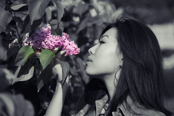 Portrait of a pretty asian girl — Stock Photo, Image