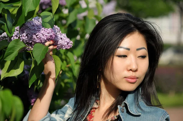 Porträt eines hübschen asiatischen Mädchens — Stockfoto