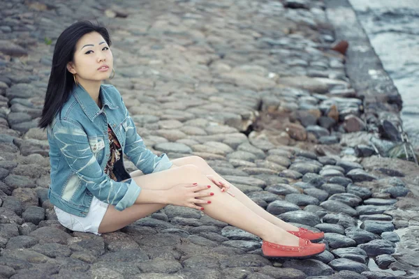 Asian woman is sitting — Stock Photo, Image