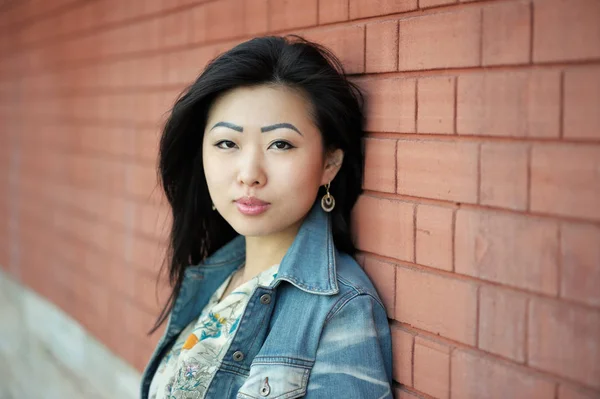 Porträt einer asiatischen Frau nahe der Mauer — Stockfoto