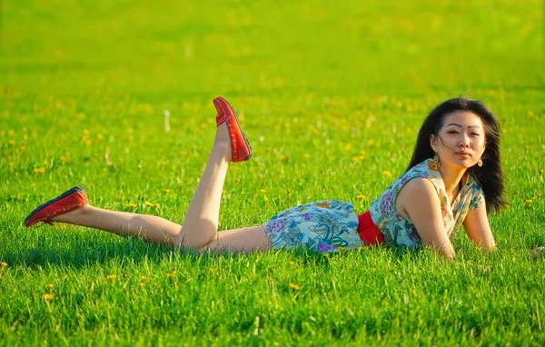 Asiatico donna in parco su erba — Foto Stock