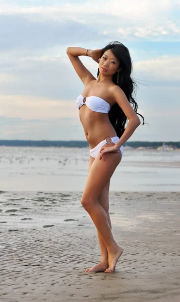 Aziatische vrouw in witte bikini — Stockfoto