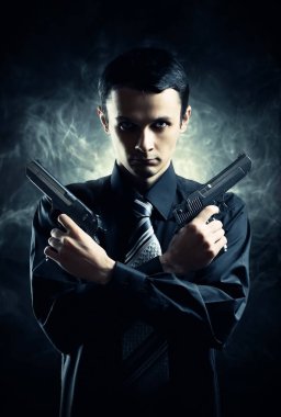 Katil iki tabanca ile