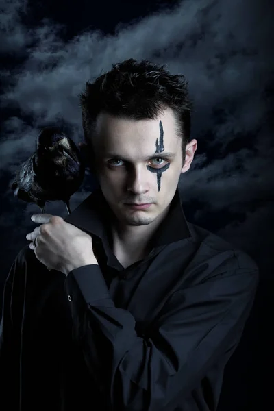 Spooky man with crow — Stock Photo, Image