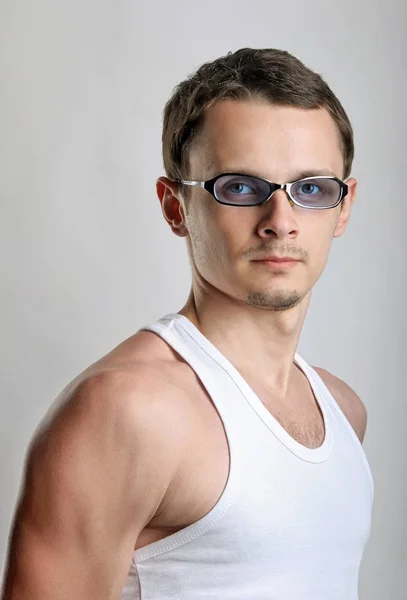 Retrato de hombre Striong en gafas de sol — Foto de Stock