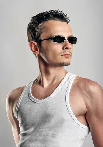 Fekete napszemüveg az erős ember portréja — Stock Fotó