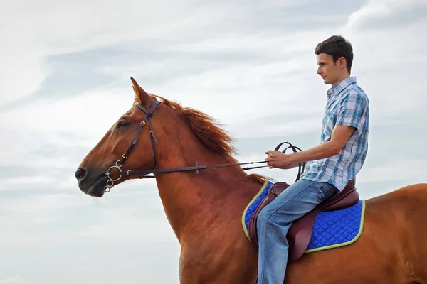 Homem a cavalo — Fotografia de Stock