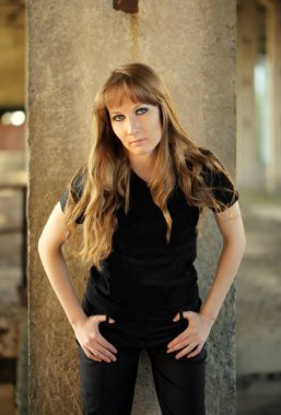 eski pas duvarının yakınında kadın