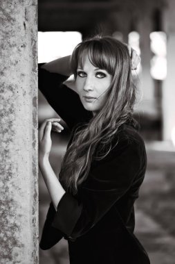 kızı duvara yaslanmak