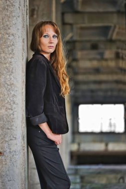 kızı duvara yaslanmak