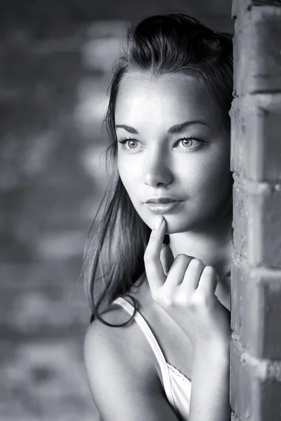 Porträtt av flicka nära tegelvägg — Stockfoto