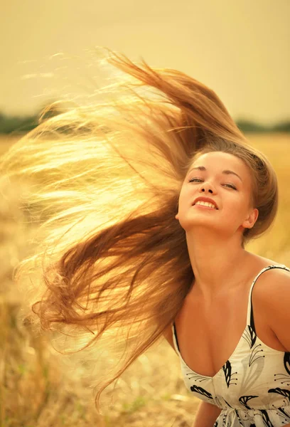 Femme aux cheveux magnifiques — Photo