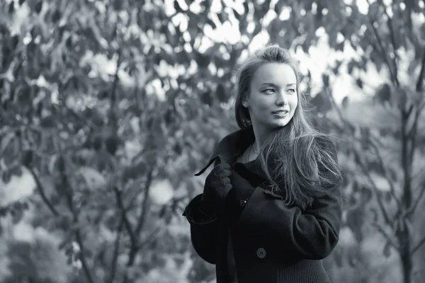 Woman in autumn — Stock Photo, Image