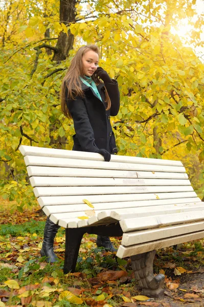 Woman in autumn — Stock Photo, Image