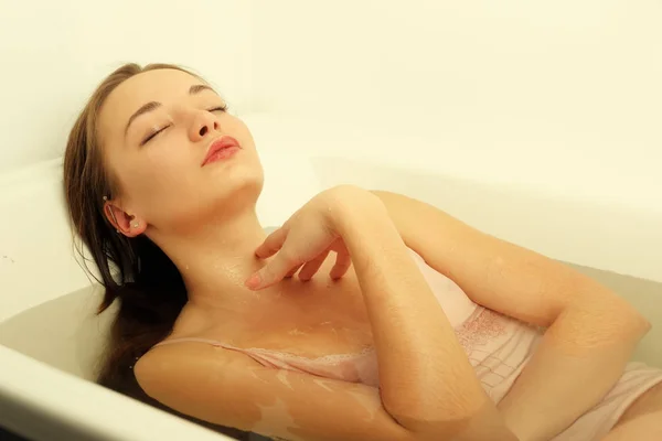 Жінка розслабляється у ванні — стокове фото