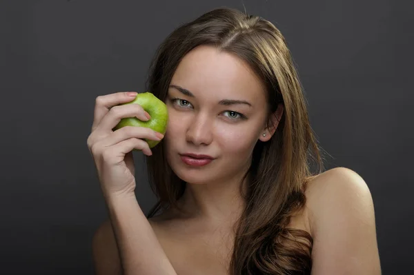 Mulher com maçã — Fotografia de Stock
