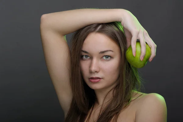 Kvinna med äpple — Stockfoto