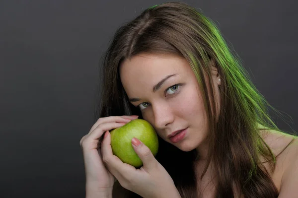 Žena s jablkem — Stock fotografie