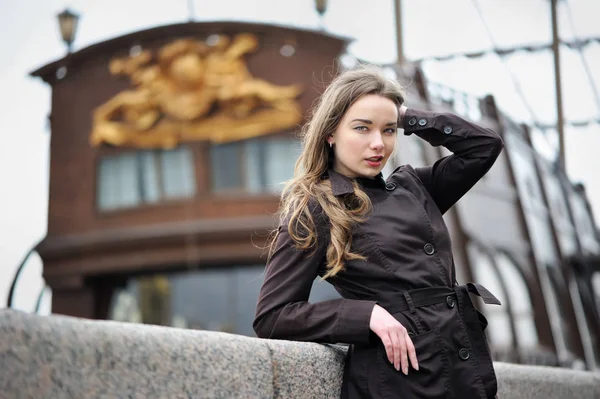 Portrait of woman outdoors — Stock Photo, Image