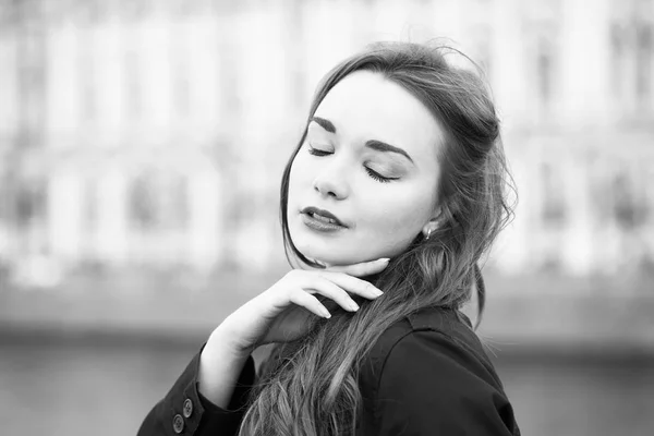 Portrait of woman outdoors — Stock Photo, Image