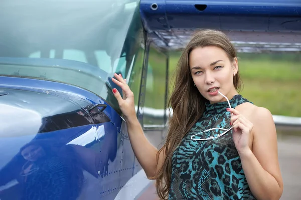 Vrouw in de buurt van vliegtuig — Stockfoto