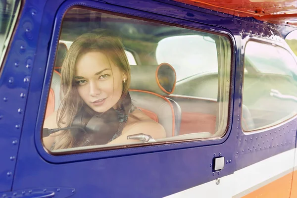 Frau in der Flugzeugkabine — Stockfoto