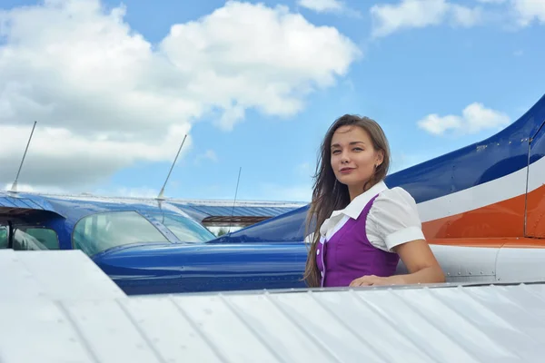 Mujer cerca de avión —  Fotos de Stock