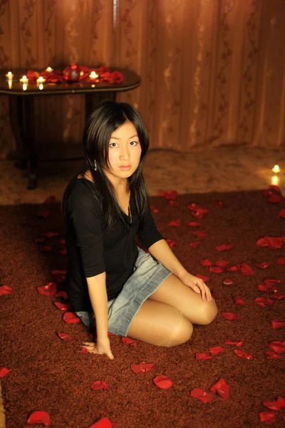 Азиатская девушка сидит — стоковое фото