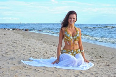 içinde egzotik güzel oturan kadın