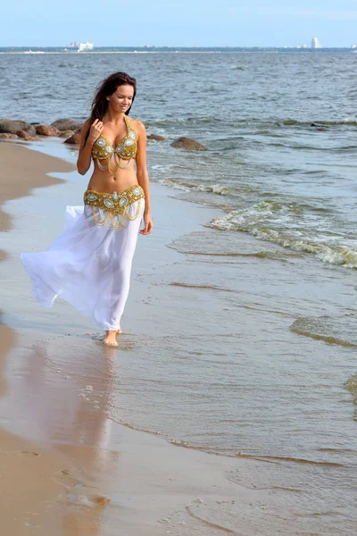 Piękna, młoda dziewczyna, chodzenie na plaży — Zdjęcie stockowe