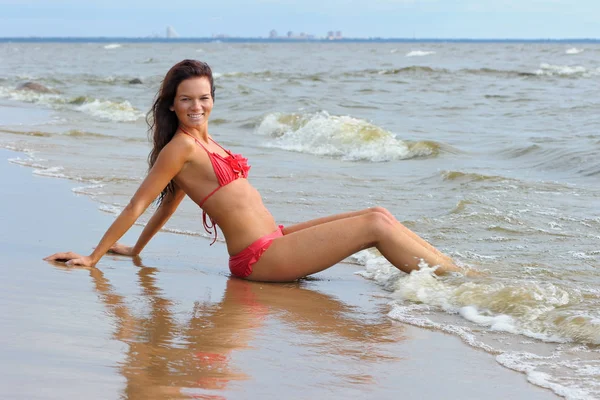 Vrouw in bikini vergadering — Stockfoto