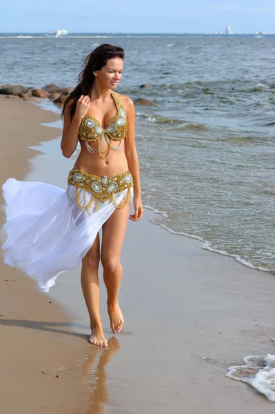 Mooi meisje, wandelen op het strand — Stockfoto