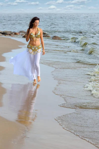 Menina bonita andando na praia — Fotografia de Stock