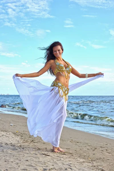 Hermosa mujer bailando en vestido indio blanco —  Fotos de Stock