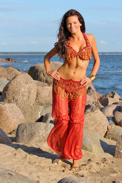 Mujer bailando en vestido indio — Foto de Stock