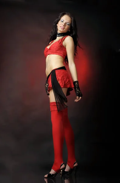 Όμορφη γυναίκα με κόκκινο χορού κοστούμι — Φωτογραφία Αρχείου