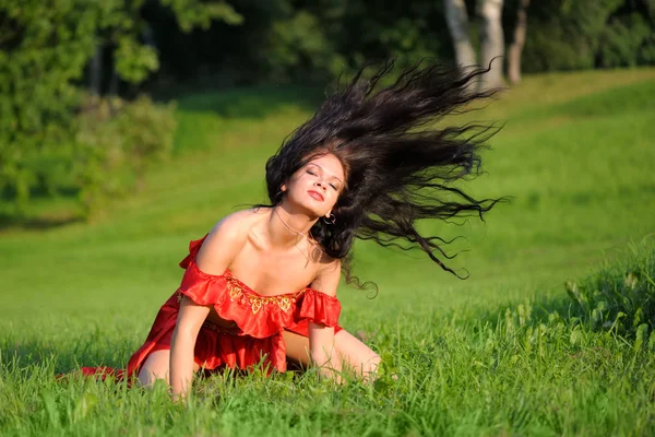 Frau im roten Kleid — Stockfoto