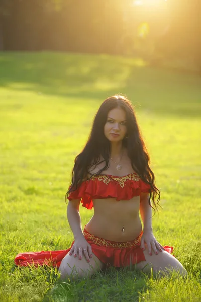 Mujer en vestido rojo —  Fotos de Stock