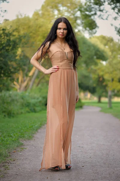 Mujer en vestido —  Fotos de Stock